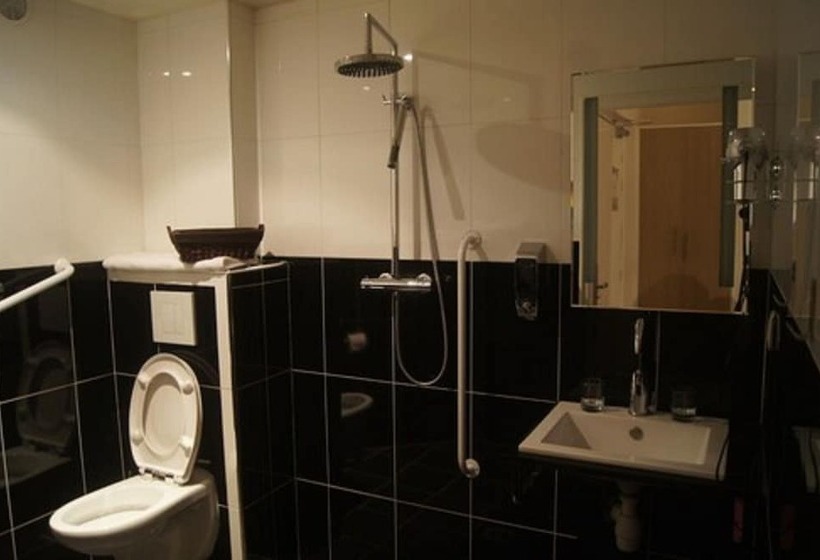 سوییت لوکس, Regina Montmartre