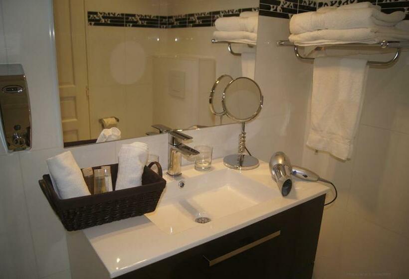 اتاق استاندارد سه نفره, Regina Montmartre