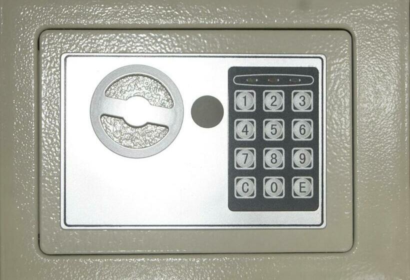 اتاق استاندارد سه نفره, Regina Montmartre