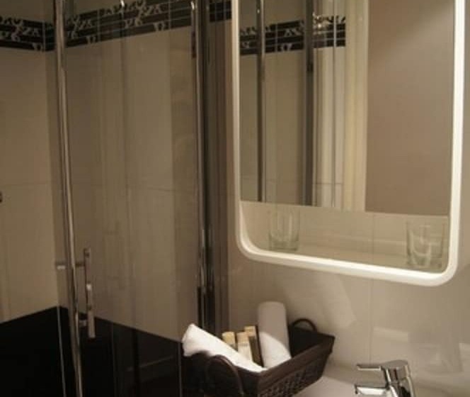 اتاق استاندارد سه نفره, Regina Montmartre