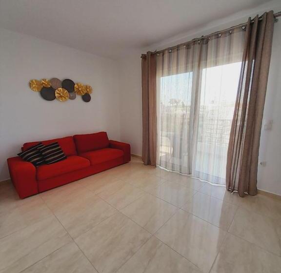 شقة غرفتين, Roseberry Studios