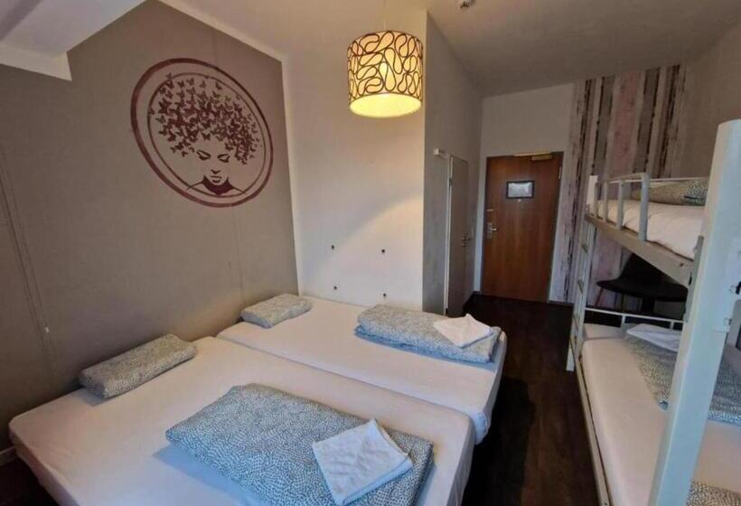 اتاق استاندارد چهارنفره با چشمانداز باغ, Ootel.com