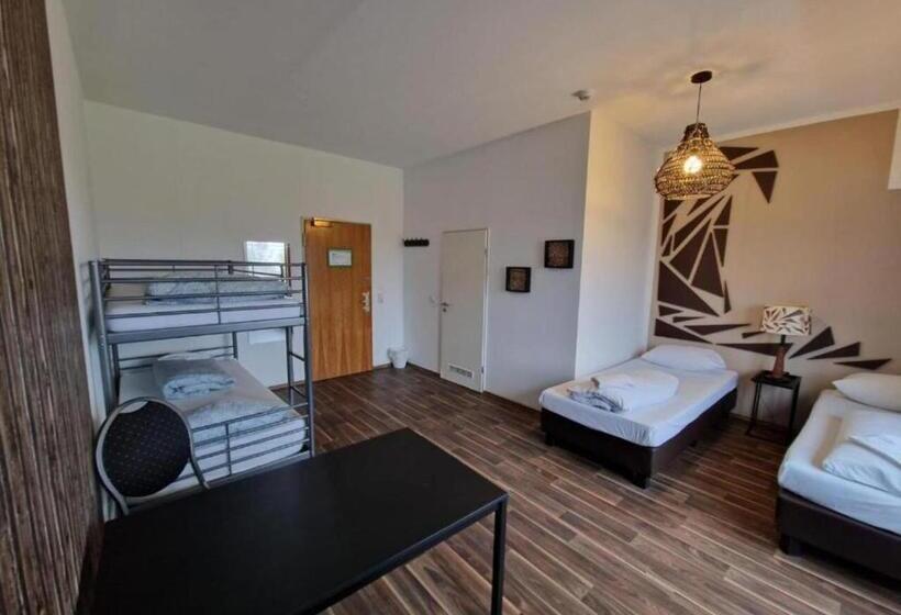 اتاق استاندارد چهارنفره با چشمانداز باغ, Ootel.com