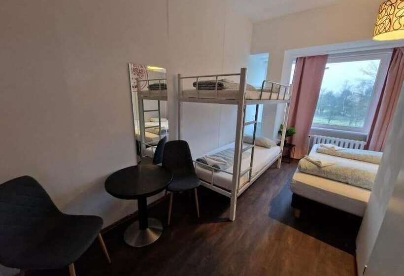 اتاق استاندارد چهارنفره با چشمانداز باغ, Ootel.com