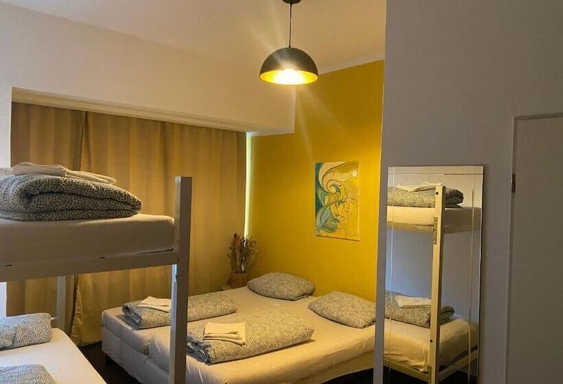 اتاق استاندارد چهارنفره با چشمانداز باغ, Ootel.com