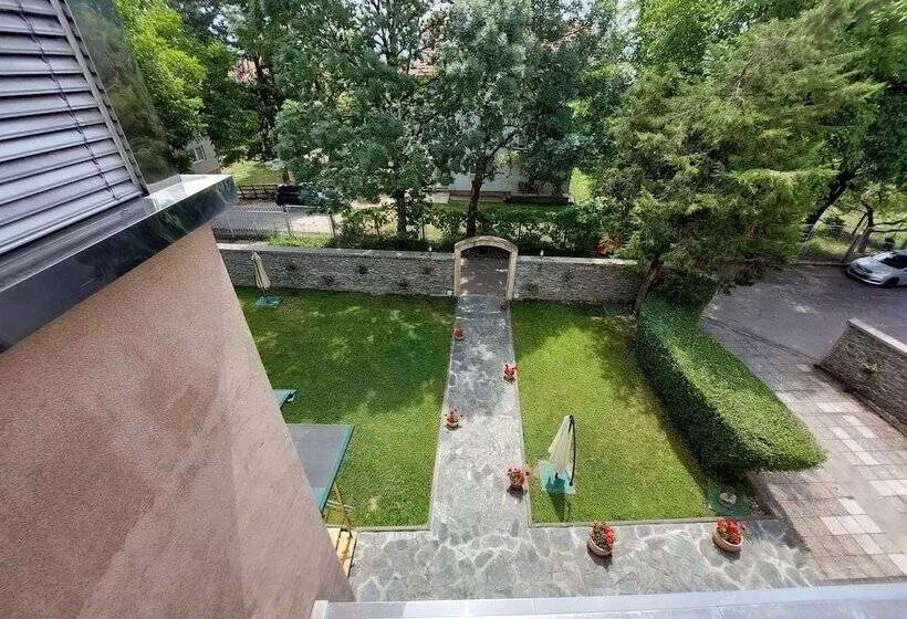 اتاق اکونومی, Brass