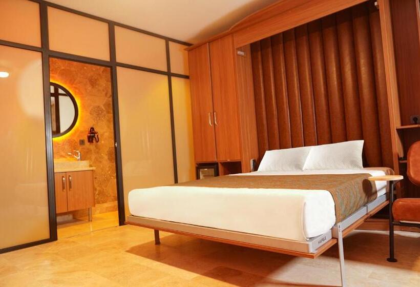 سوییت با چشم‌انداز استخر, Emirtimes Hotel&spa   Tuzla
