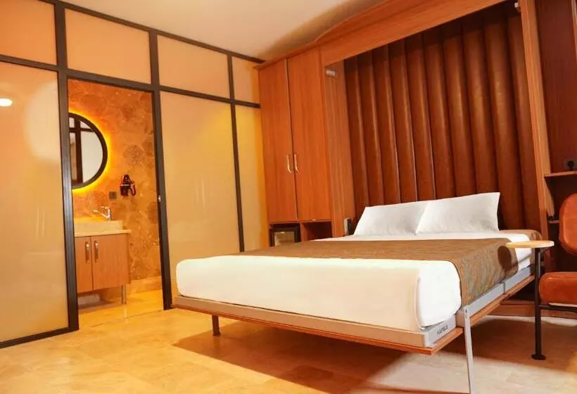 سوییت با چشم‌انداز استخر, Emirtimes Hotel&spa   Tuzla