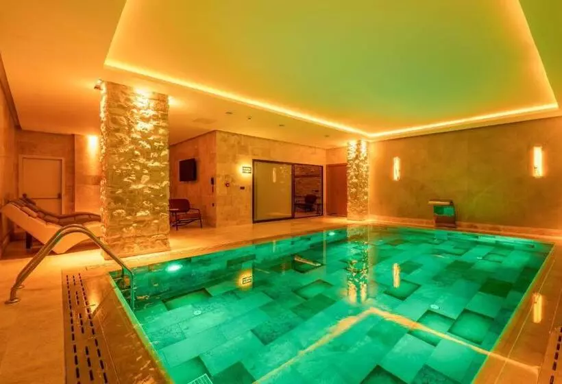 سوییت با چشم‌انداز استخر, Emirtimes Hotel&spa   Tuzla