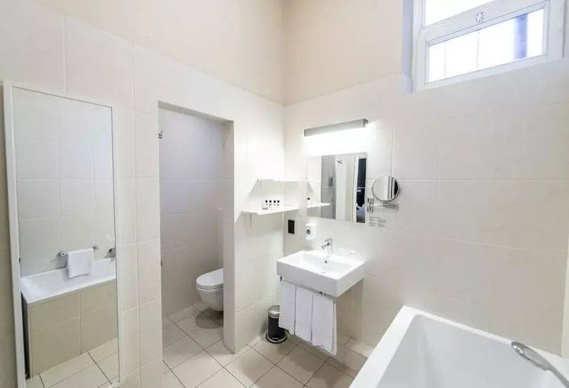 Standard Kolmen Hengen Huone, Onderbergen