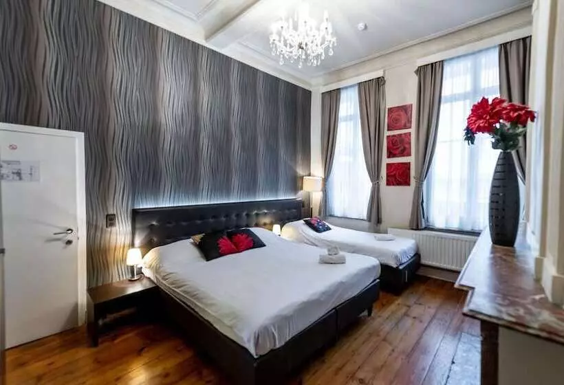 Standard Kolmen Hengen Huone, Onderbergen