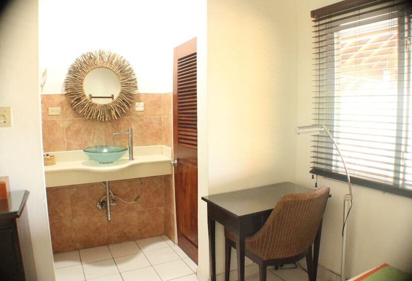 اتاق سوپریور, Altamont West