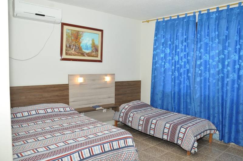 标准三人间, Blue Star Ii