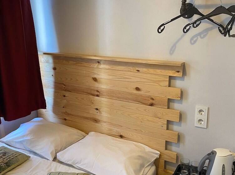 اتاق اکونومی, Corner Hot