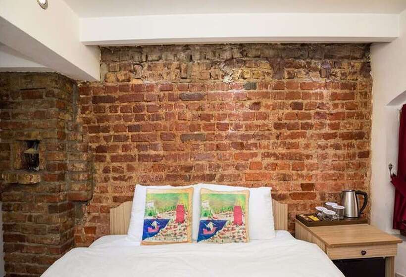 اتاق اکونومی, Corner Hot