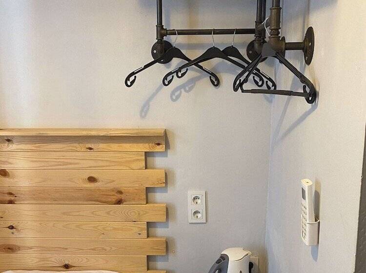 اتاق اکونومی یک تخته, Corner Hot