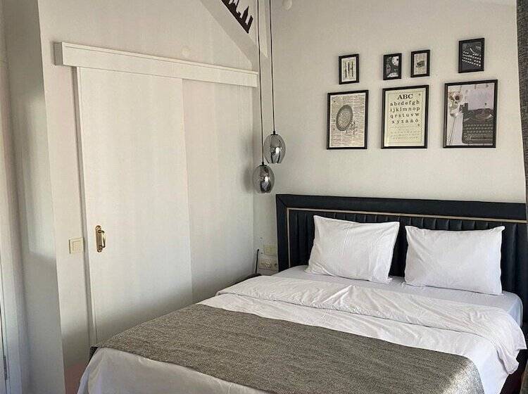 اتاق استاندارد با بالکن, Corner Hot