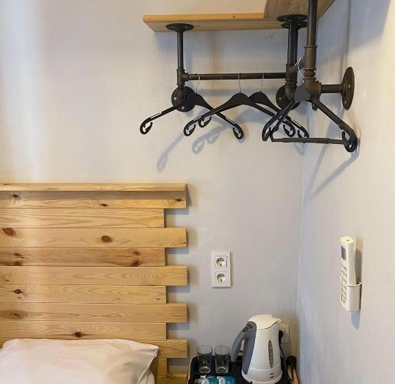 اتاق اکونومی, Corner Hot