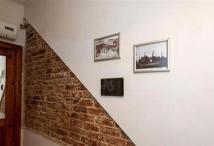 اتاق اکونومی, Corner Hot