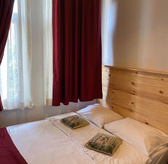 اتاق اکونومی, Corner Hot