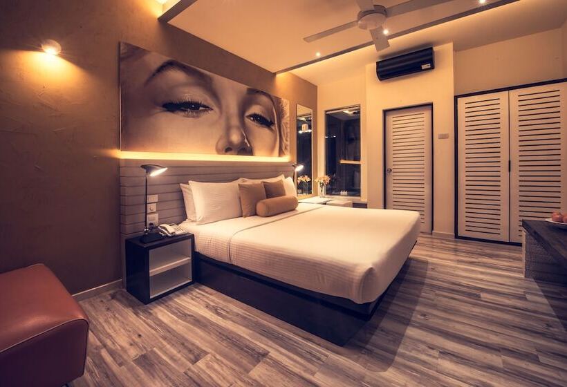 디럭스 룸, Pledge3