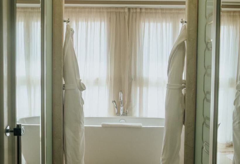 חדר דחוקס עם מיטת קינג, Waldorf Astoria Jerusalem