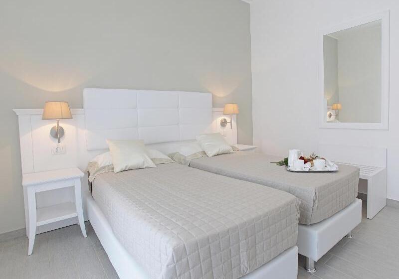 غرفة ديلوكس ثلاثية, Scala Dei Turchi Resort