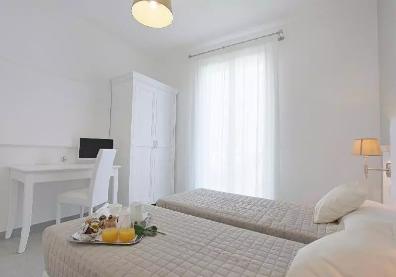 اتاق لوکس سه تخته, Scala Dei Turchi Resort