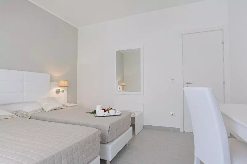 اتاق لوکس سه تخته, Scala Dei Turchi Resort