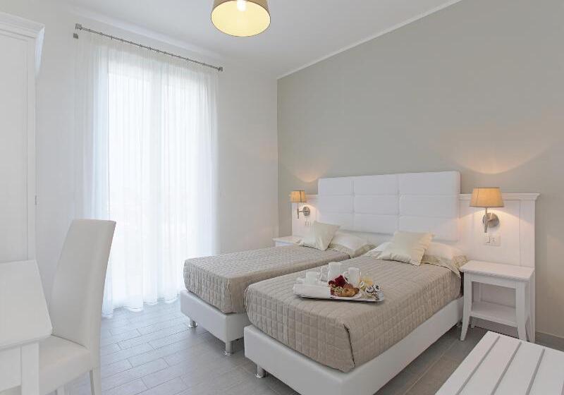 غرفة ديلوكس ثلاثية, Scala Dei Turchi Resort