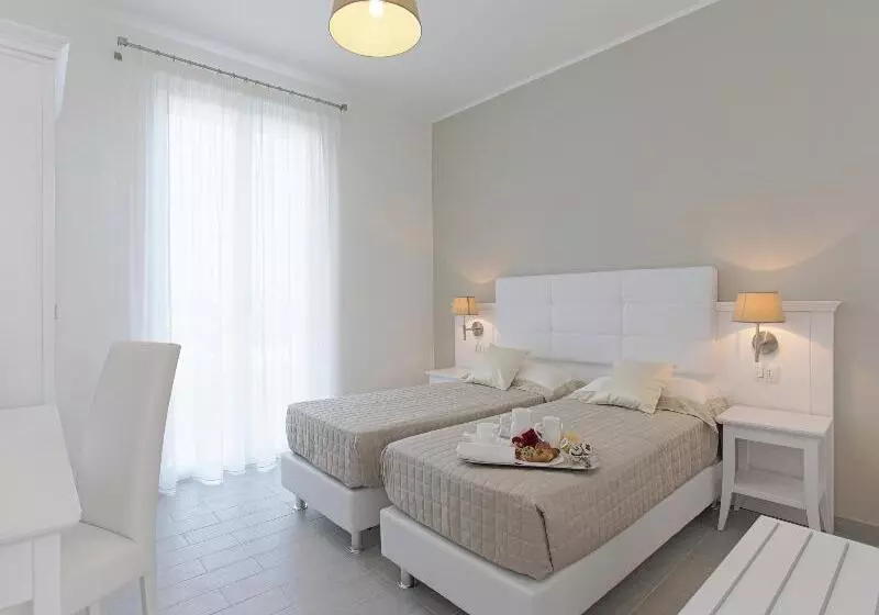 اتاق لوکس سه تخته, Scala Dei Turchi Resort