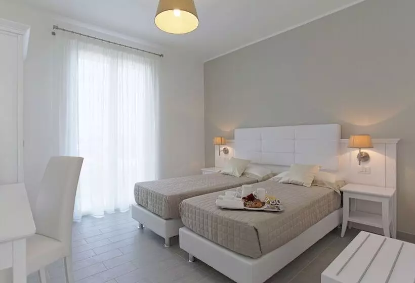 اتاق لوکس سه تخته, Scala Dei Turchi Resort