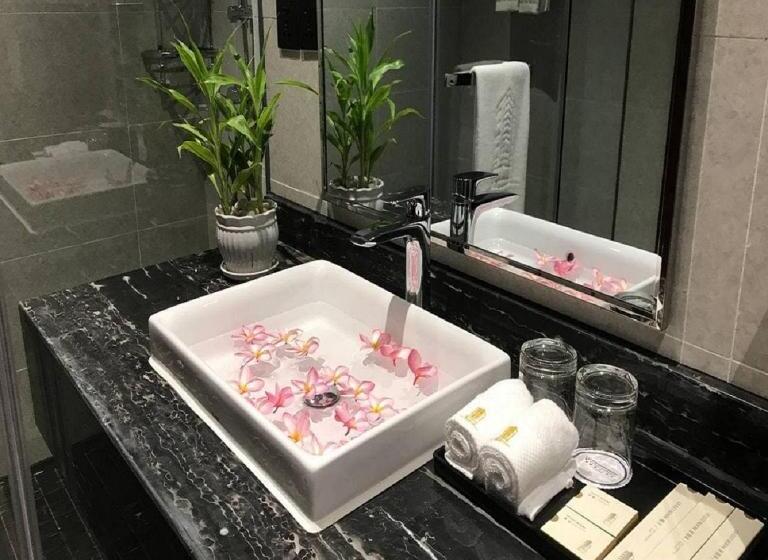 غرفة ديلوكس مطلة على المدينة, V V Hotel Battambang