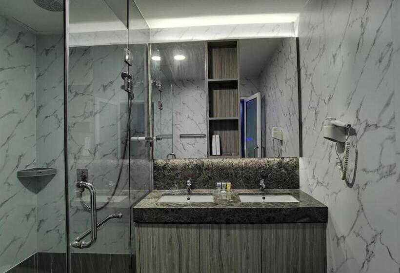 סוויטה אקזקיוטיב, 17