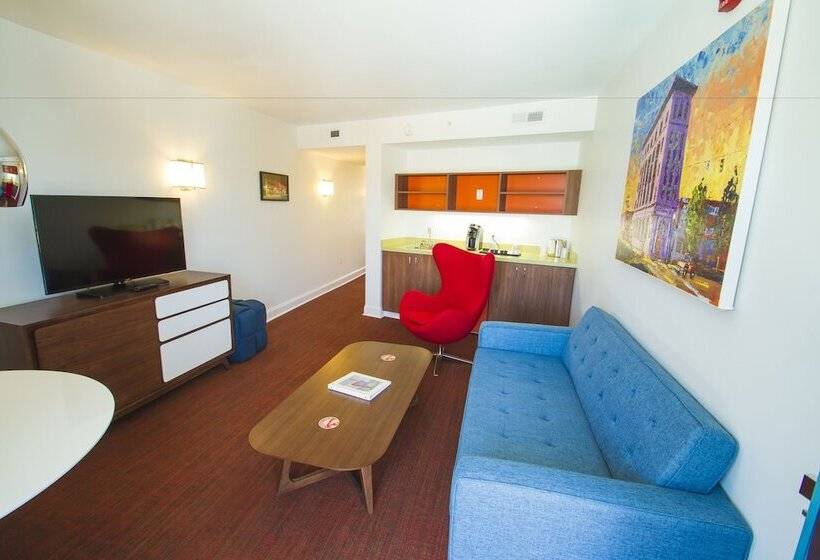 جناح ديلوكس, Mother Earth Motor Lodge