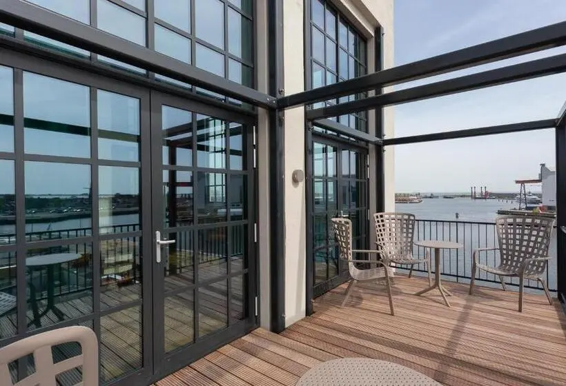 Superior suite with balcony, De Timmerfabriek I Kloeg Collection
