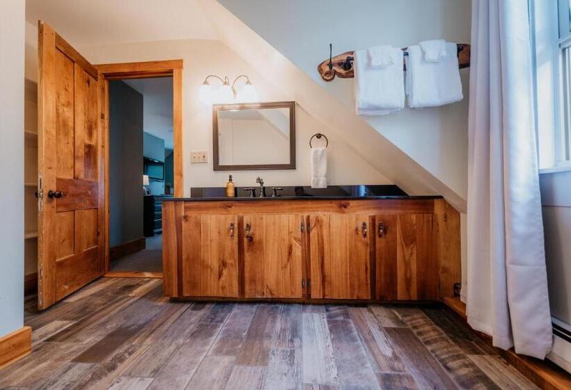 غرفة قياسية, The Village Inn