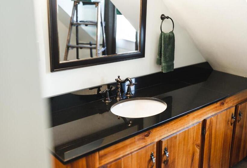 غرفة قياسية, The Village Inn