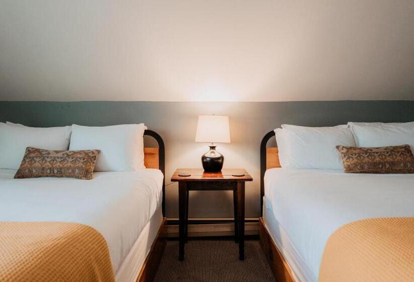 غرفة قياسية, The Village Inn