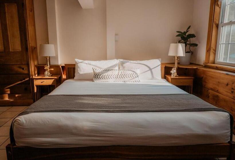 غرفة قياسية, The Village Inn