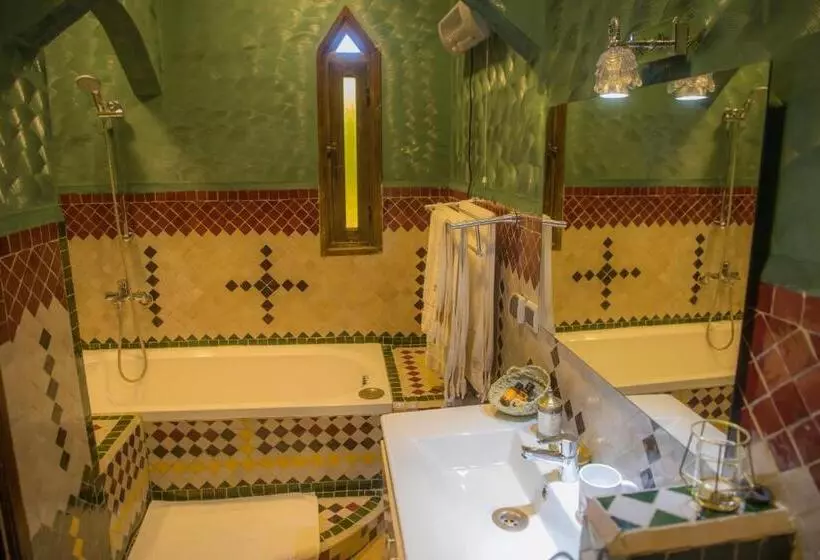 キングサイズベッドのデラックススイート, Ksar Elkabbaba Kasbah & Spa