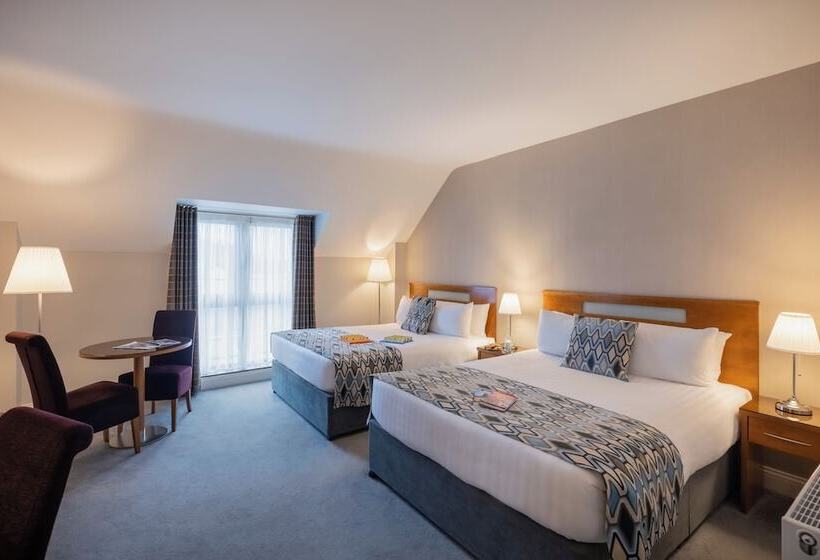 اتاق خانوادگی, Raheen Woods