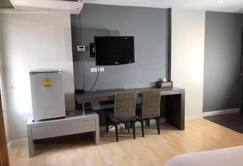 اتاق استاندارد سه نفره, Paragon Inn