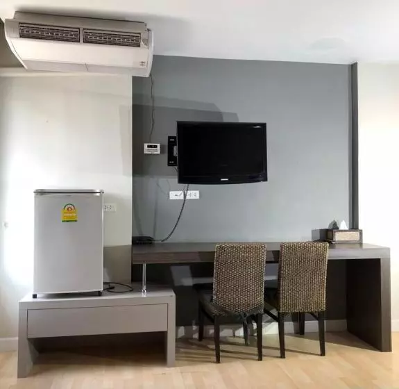 اتاق استاندارد سه نفره, Paragon Inn