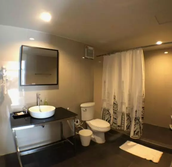 اتاق استاندارد چهار تخته, Paragon Inn