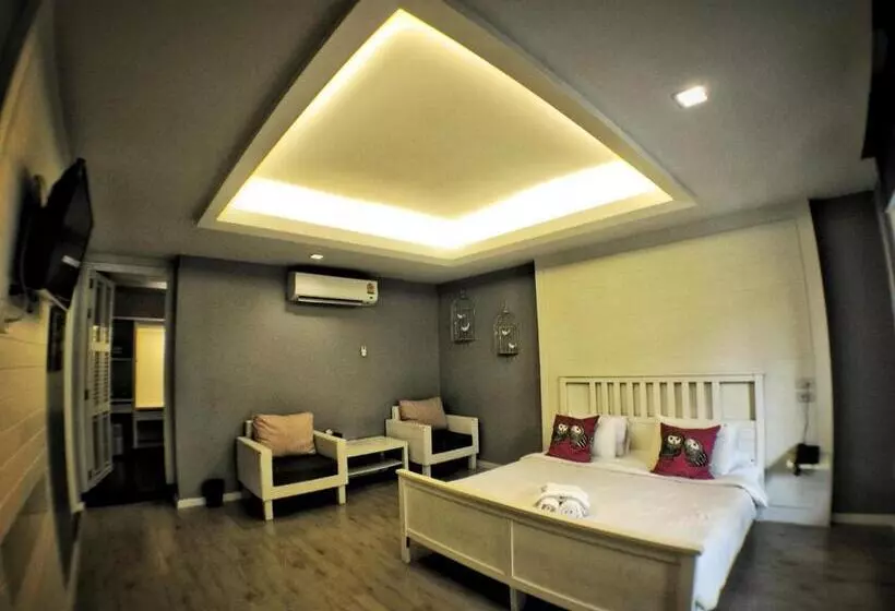 اتاق خانوادگی, Paragon Inn
