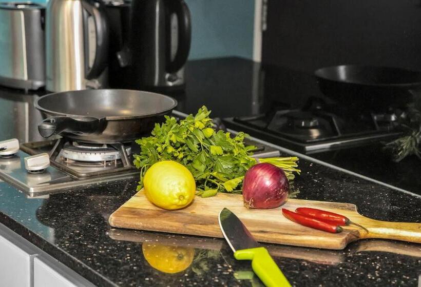 إستوديو قياسى, Pegasus Apart