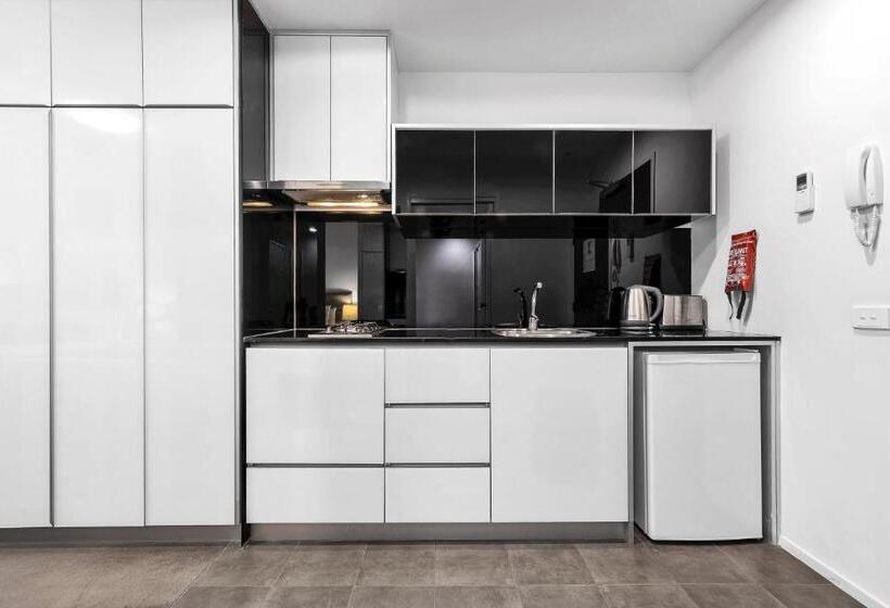 إستوديو ديلوكس, Pegasus Apart