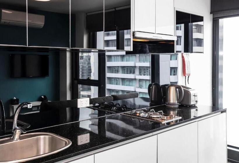 شقة غرفتين, Pegasus Apart