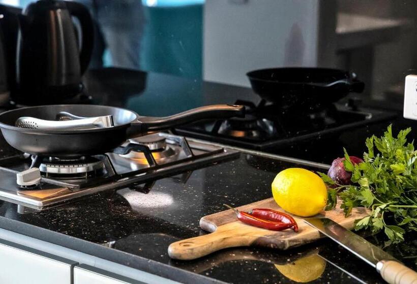 شقة غرفتين, Pegasus Apart